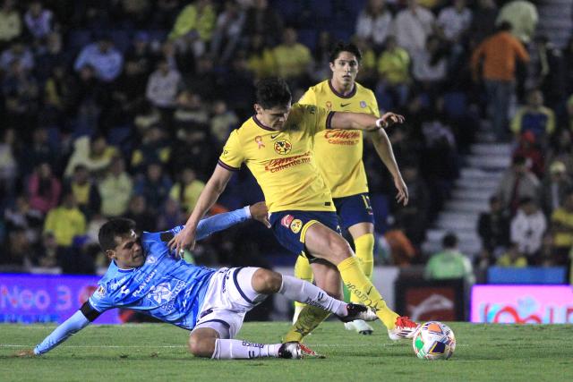 Pachuca's midfielder #14 Arturo Gonzalez and America's defender #03 Israel Reyes fight for the ball during the Liga MX Clausura tournament quarter-final second leg football match between America and Pachuca at the Sports City Stadium in Mexico City on May 10, 2025. (Photo by Victor Cruz / AFP)