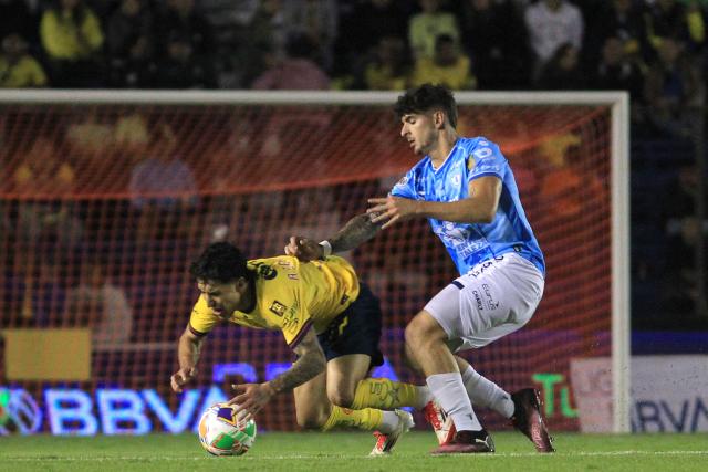 America's US forward #17 Alejandro Zendejas and Pachuca's Uruguayan midfielder #06 Santiago Homenchenko fight for the ball during the Liga MX Clausura tournament quarter-final second leg football match between America and Pachuca at the Sports City Stadium in Mexico City on May 10, 2025. (Photo by Victor Cruz / AFP)