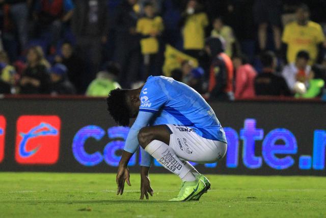 Pachuca's Brazilian defender #04 Eduardo reacts after losing the Liga MX Clausura tournament quarter-final second leg football match between America and Pachuca at the Sports City Stadium in Mexico City on May 10, 2025. (Photo by Victor Cruz / AFP)