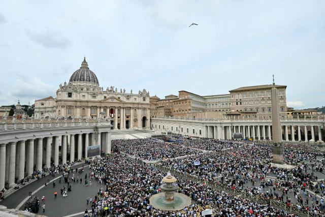 A general view shows faithful gathering in St Peter's square on the day Pope Leo XIV leads the Regina Caeli prayer,  in the Vatican, on May 11, 2025. (Photo by Stefano Rellandini / AFP)