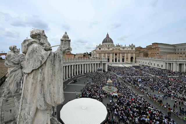 A general view shows faithful gathering in St Peter's square on the day Pope Leo XIV leads the Regina Caeli prayer,  in the Vatican, on May 11, 2025. (Photo by Stefano Rellandini / AFP)