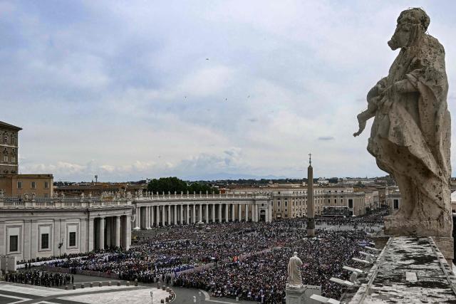 This photograph shows a general view of faithful gathering in St Peter's square on the day Pope Leo XIV leads the Regina Caeli prayer, in the Vatican, on May 11, 2025. (Photo by Filippo MONTEFORTE / AFP)