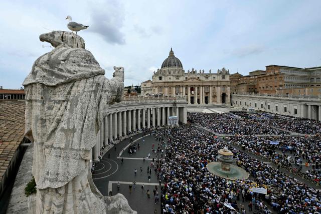 A general view shows faithful gathering in St Peter's square on the day Pope Leo XIV leads the Regina Caeli prayer,  in the Vatican, on May 11, 2025. (Photo by Stefano Rellandini / AFP)