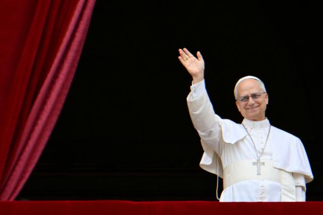 TOPSHOT - Pope Leo XIV waves to the crowd after the Regina Caeli prayer from the main central loggia of St Peter's basilica in The Vatican, on May 11, 2025. (Photo by Alberto PIZZOLI / AFP)