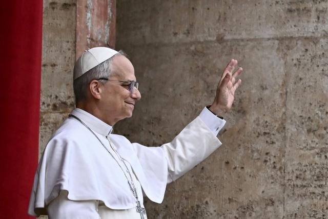 TOPSHOT - Pope Leo XIV waves after delivering the Regina Caeli prayer from the main central loggia of St Peter's basilica in The Vatican, on May 11, 2025. (Photo by Filippo MONTEFORTE / AFP)