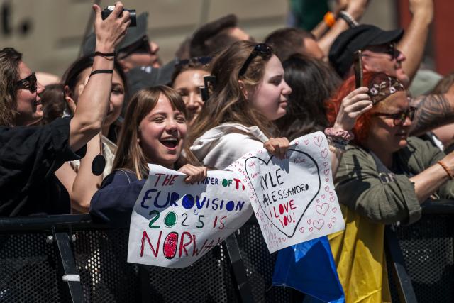 A young fan reacts as Norwegian singer Kyle Alessandro representing Norway with the song "Lighter"arrives on the turquoise carpet next to the Basel Town Hall during the opening ceremony of the Eurovision Song Contest 2025 in Basel on May 11, 2025. (Photo by Fabrice COFFRINI / AFP)