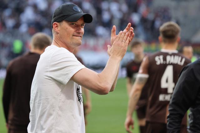 St Pauli's German headcoach Alexander Blessin celebrates after the German first division Bundesliga football match between Eintracht Frankfurt and FC St. Pauli in Frankfurt, western Germany, on May 11, 2025. (Photo by Daniel ROLAND / AFP) / DFL REGULATIONS PROHIBIT ANY USE OF PHOTOGRAPHS AS IMAGE SEQUENCES AND/OR QUASI-VIDEO