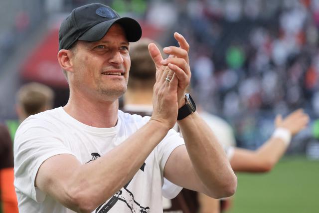 St Pauli's German headcoach Alexander Blessin celebrates after the German first division Bundesliga football match between Eintracht Frankfurt and FC St. Pauli in Frankfurt, western Germany, on May 11, 2025. (Photo by Daniel ROLAND / AFP) / DFL REGULATIONS PROHIBIT ANY USE OF PHOTOGRAPHS AS IMAGE SEQUENCES AND/OR QUASI-VIDEO