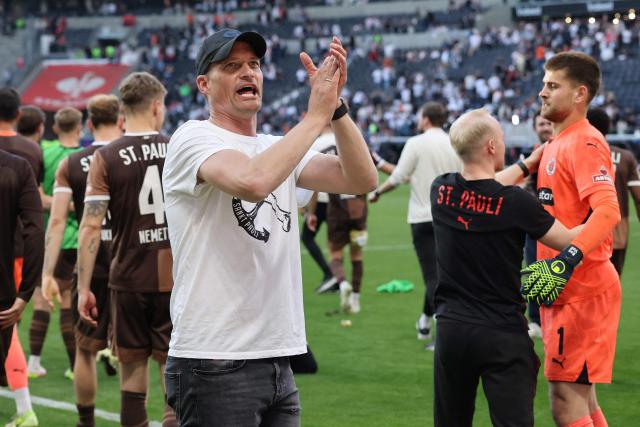 St Pauli's German headcoach Alexander Blessin celebrates after the German first division Bundesliga football match between Eintracht Frankfurt and FC St. Pauli in Frankfurt, western Germany, on May 11, 2025. (Photo by Daniel ROLAND / AFP) / DFL REGULATIONS PROHIBIT ANY USE OF PHOTOGRAPHS AS IMAGE SEQUENCES AND/OR QUASI-VIDEO