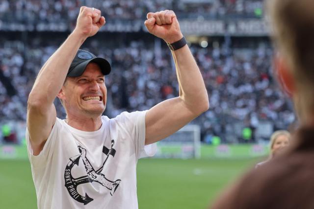 St Pauli's German headcoach Alexander Blessin celebrates after the German first division Bundesliga football match between Eintracht Frankfurt and FC St. Pauli in Frankfurt, western Germany, on May 11, 2025. (Photo by Daniel ROLAND / AFP) / DFL REGULATIONS PROHIBIT ANY USE OF PHOTOGRAPHS AS IMAGE SEQUENCES AND/OR QUASI-VIDEO