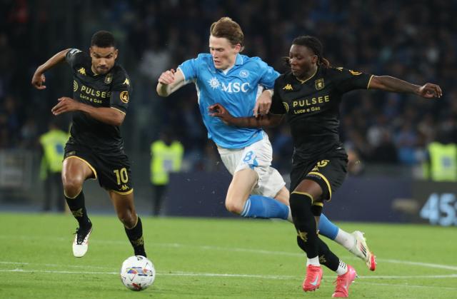 Napoli's Scottish midfielder #8 Scott McTominay (C) fights for the ball with Genoa's Brazilian forward #10 Junior Messias (L) and Genoa's English defender #15 Brooke Norton-Cuffy during the Italian Serie A football match SSC Napoli vs Genoa CFC at Diego Armando Maradona Stadium in Naples, on May 11, 2025. (Photo by CARLO HERMANN / AFP)