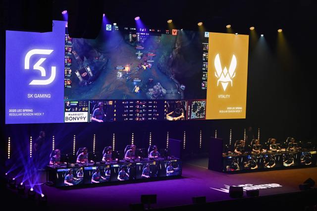 Vitality players (R) compete against SK Gaming players in the League of Legends EMEA Championship (LEC) Roadtrip - eSports competition at Les Arenes in Evry-Courcouronnes, suburb of Paris,  on May 11, 2025. (Photo by Leo VIGNAL / AFP)
