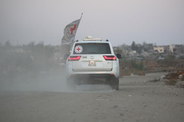 An International Red Cross (ICRC) vehicle drives in Deir el-Balah as it transports US-Israeli hostage Edan Alexander on May 12, 2025, after being handed over by Al-Qassam Brigades. Palestinian militant group Hamas said its armed wing handed over a US-Israeli hostage held in Gaza since October 2023 on Monday, ahead of a regional visit by US President Donald Trump. (Photo by Eyad BABA / AFP)