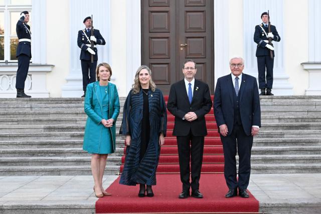German President Frank-Walter Steinmeier (R), his wife Elke Buedenbender (L), Israeli President Isaac Herzog (2R) and his wife Michal Herzog poses upon arrival for a gala dinner on May 12, 2025 at the Bellevue Palace in Berlin. Israeli President Isaac Herzog is visiting Germany to mark the 60th anniversary of diplomatic relations between the two countries. (Photo by RALF HIRSCHBERGER / AFP)