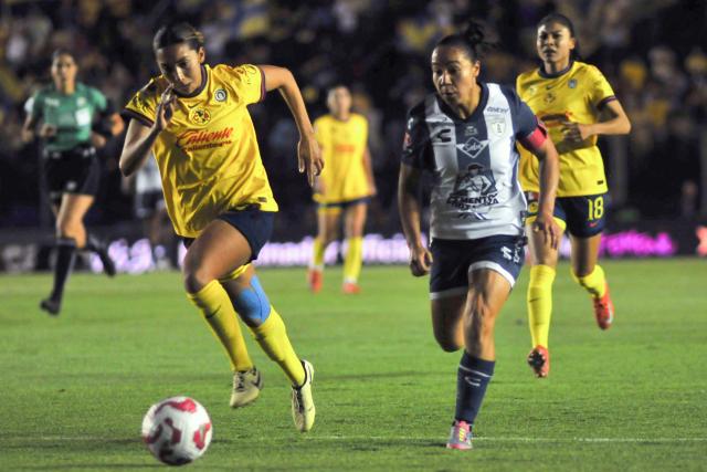 America's defender #03 Karina Rodriguez (L) and Pachuca's forward #09 Charlyn Corral fight for the ball during the Liga MX Femenil Clausura football tournament second-leg final match between America and Pachuca at the Ciudad de los Deportes Stadium in Mexico City on May 12, 2025. (Photo by Victor Cruz / AFP)