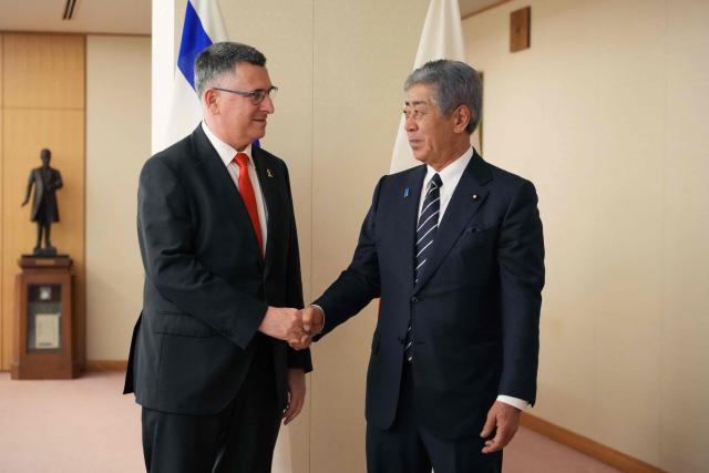 Israel's Foreign Minister Gideon Sa'ar (L) is welcomed by his Japanese counterpart Takeshi Iwaya at the Foreign Ministry in Tokyo on May 13, 2025. (Photo by Kazuhiro NOGI / AFP)