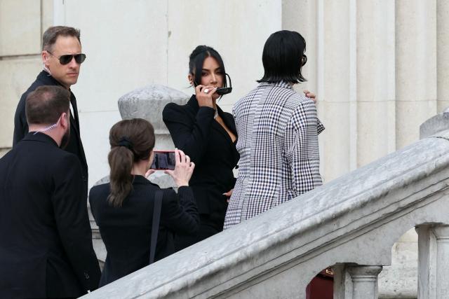 US celebrity Kim Kardashian (C) arrives at the Assize Court for the trial during which she will testify over the 2016 robbery that saw her relieved of millions of dollars' worth of jewellery at gunpoint in Paris, on May 13, 2025. The trial of this sensational nine million euro jewellery robbery opened in Paris on April 28, 2025. (Photo by Thomas SAMSON / AFP)