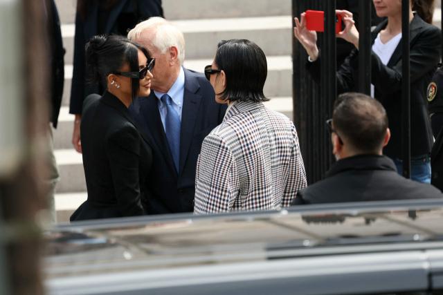 US celebrity Kim Kardashian (L) speaks with her mother Kris Jenner as she arrives at the Assize Court for the trial during which she will testify over the 2016 robbery that saw her relieved of millions of dollars' worth of jewellery at gunpoint in Paris, on May 13, 2025. The trial of this sensational nine million euro jewellery robbery opened in Paris on April 28, 2025. (Photo by Alain JOCARD / AFP)
