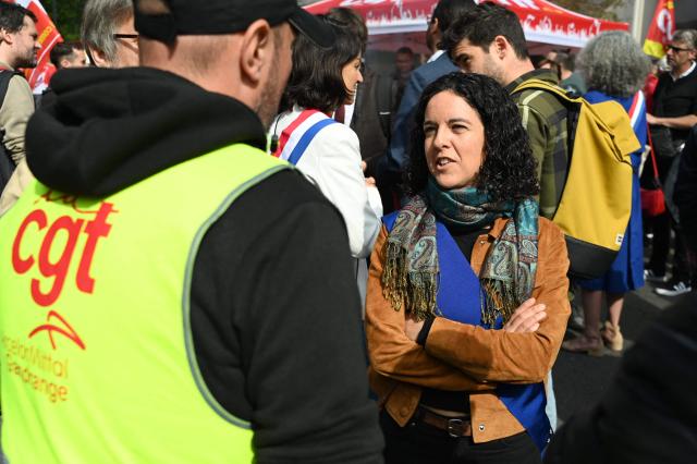 Member of the European Parliament of La France Insoumise left-wing party  Manon Aubry talks to ArcelorMittal employees during a rally outside the group's headquarters to put pressure on the French management of the steelmaker, which is planning to cut more than 600 jobs in Saint-Denis near Paris, on May 13, 2025. (Photo by LEO VIGNAL / AFP)