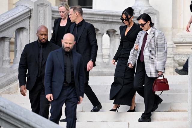 TOPSHOT - US celebrity Kim Kardashian (C) leaves with her mother Kris Jenner (R) the Assize Court after testifying in a trial over the 2016 robbery that saw her relieved of millions of dollars' worth of jewellery at gunpoint in Paris, on May 13, 2025. The trial of this sensational nine million euro jewellery robbery opened in Paris on April 28, 2025. (Photo by LEO VIGNAL / AFP)