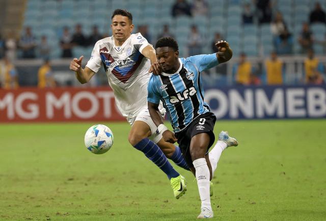 Godoy Cruz's forward #41 Facundo Altamira (L) and Gremio's Belgian midfielder #09 Francis Amuzu fight for the ball during the Copa Sudamericana group stage football match between Brazil's Gremio and Argentina's Godoy Cruz, at the Arena do Gremio stadium in Porto Alegre, state of Rio Grande do Sul, Brazil, on May 13, 2025. (Photo by SILVIO AVILA / AFP)