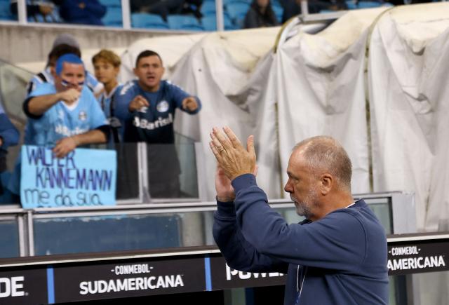 Gremio's Brazilian head coach Mano Menezes acknowledges the fans during the Copa Sudamericana group stage football match between Brazil's Gremio and Argentina's Godoy Cruz, at the Arena do Gremio stadium in Porto Alegre, state of Rio Grande do Sul, Brazil, on May 13, 2025. (Photo by SILVIO AVILA / AFP)