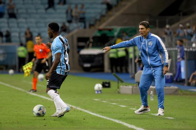 Godoy Cruz's head coach Emerson Panigutti gives instructions to his players during the Copa Sudamericana group stage football match between Brazil's Gremio and Argentina's Godoy Cruz, at the Arena do Gremio stadium in Porto Alegre, state of Rio Grande do Sul, Brazil, on May 13, 2025. (Photo by SILVIO AVILA / AFP)