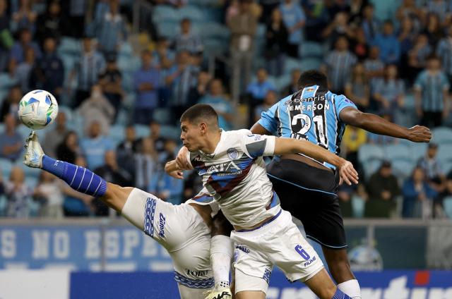 Godoy Cruz's defender #06 Leandro Quiroz and Gremio's defender #21 Jemerson fight for the ball during the Copa Sudamericana group stage football match between Brazil's Gremio and Argentina's Godoy Cruz, at the Arena do Gremio stadium in Porto Alegre, state of Rio Grande do Sul, Brazil, on May 13, 2025. (Photo by SILVIO AVILA / AFP)