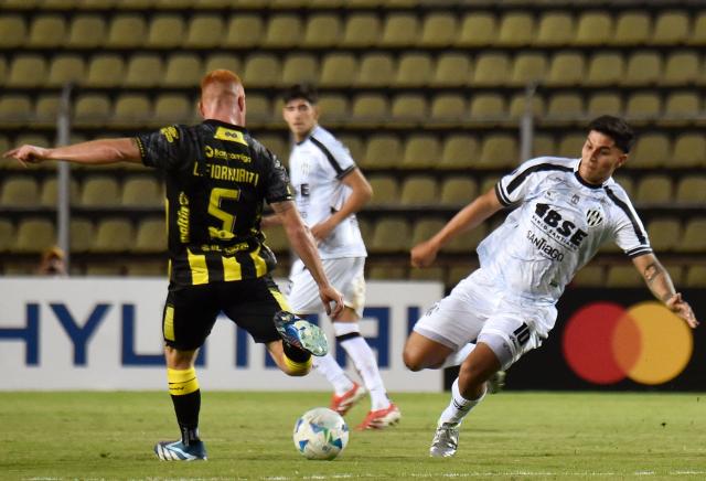 Tachira's Argentine midfielder #05 Leandro Fioravanti and Central Cordoba's forward #10 Gaston Veron fight for the ball during the Copa Libertadores group stage football match between Venezuela's Deportivo Tachira and Argentina's Central Cordoba at the Polideportivo Puebo Nuevo stadium in San Cristobal, Tachira state, Venezuela, on May 13, 2025. (Photo by Schneyder Mendoza / AFP)