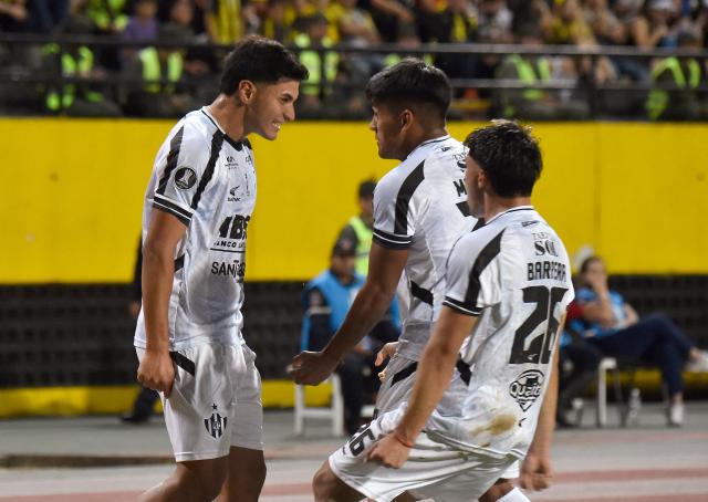 Central Cordoba's forward #10 Gaston Veron (L) celebrates with his teammates after scoring his team's second goal during the Copa Libertadores group stage football match between Venezuela's Deportivo Tachira and Argentina's Central Cordoba at the Polideportivo Puebo Nuevo stadium in San Cristobal, Tachira state, Venezuela, on May 13, 2025. (Photo by Schneyder Mendoza / AFP)