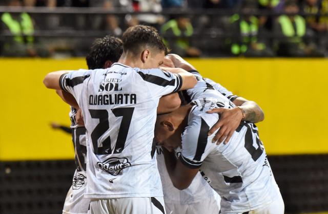 Central Cordoba's forward #10 Gaston Veron (Covered) celebrates with his teammates after scoring his team's second goal during the Copa Libertadores group stage football match between Venezuela's Deportivo Tachira and Argentina's Central Cordoba at the Polideportivo Puebo Nuevo stadium in San Cristobal, Tachira state, Venezuela, on May 13, 2025. (Photo by Schneyder Mendoza / AFP)