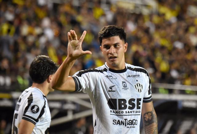 Central Cordoba's forward #10 Gaston Veron celebrates scoring his team's second goal during the Copa Libertadores group stage football match between Venezuela's Deportivo Tachira and Argentina's Central Cordoba at the Polideportivo Puebo Nuevo stadium in San Cristobal, Tachira state, Venezuela, on May 13, 2025. (Photo by Schneyder Mendoza / AFP)
