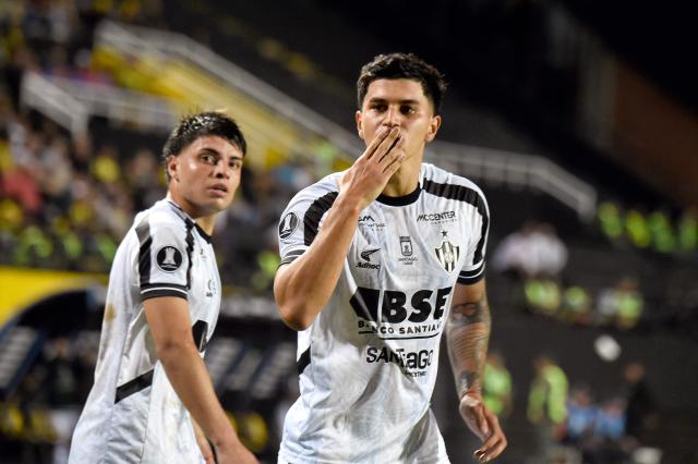 Central Cordoba's forward #10 Gaston Veron celebrates scoring his team's second goal during the Copa Libertadores group stage football match between Venezuela's Deportivo Tachira and Argentina's Central Cordoba at the Polideportivo Puebo Nuevo stadium in San Cristobal, Tachira state, Venezuela, on May 13, 2025. (Photo by Schneyder Mendoza / AFP)