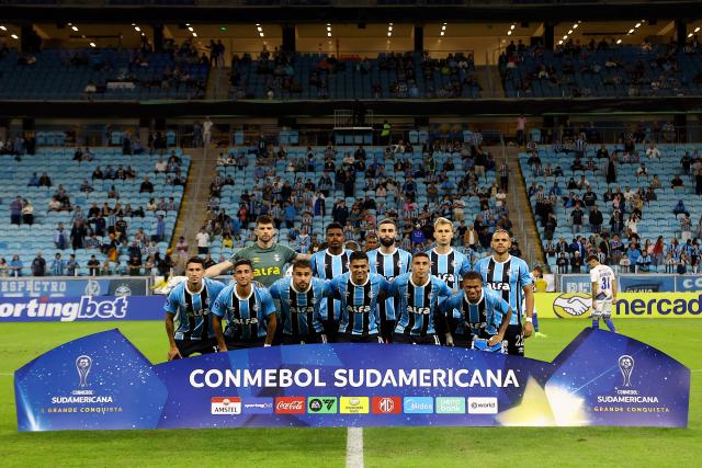 Players of Gremio pose for a team photo ahead of the Copa Sudamericana group stage football match between Brazil's Gremio and Argentina's Godoy Cruz, at the Arena do Gremio stadium in Porto Alegre, state of Rio Grande do Sul, Brazil, on May 13, 2025. (Photo by SILVIO AVILA / AFP)