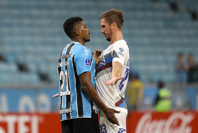 Gremio's defender #21 Jemerson and Godoy Cruz's defender #23 Federico Rasmussen argue during the Copa Sudamericana group stage football match between Brazil's Gremio and Argentina's Godoy Cruz, at the Arena do Gremio stadium in Porto Alegre, state of Rio Grande do Sul, Brazil, on May 13, 2025. (Photo by SILVIO AVILA / AFP)