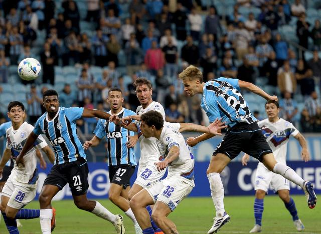 Gremio's midfielder Ronald Falkoski heads the ball past Godoy Cruz's midfielder #32 Gonzalo Abrego during the Copa Sudamericana group stage football match between Brazil's Gremio and Argentina's Godoy Cruz, at the Arena do Gremio stadium in Porto Alegre, state of Rio Grande do Sul, Brazil, on May 13, 2025. (Photo by SILVIO AVILA / AFP)