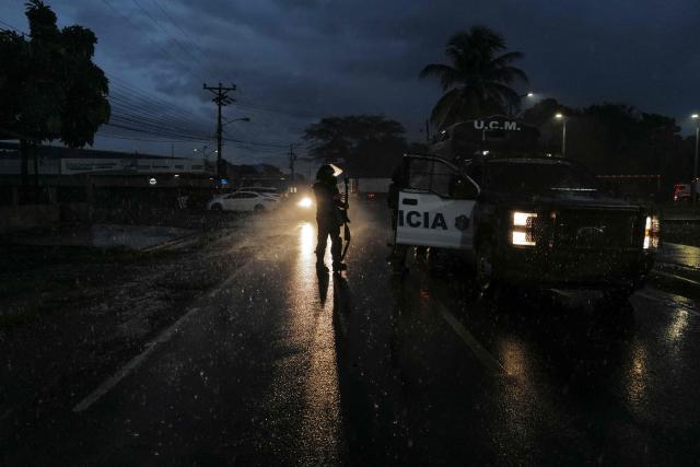 Riot police clear highway barricades during clashes with protesters demonstrating against the government of President José Raúl Mulino in Veraguas, located 150 km west of Panama City, on May 13, 2025. (Photo by MAURICIO VALENZUELA / AFP)