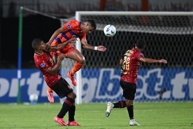 Melgar's forward #17 Carlos Liza (L) and Puerto Cabello's defender #13 Edwin Peraza fight for the ball during the Copa Sudamericana group stage football match between Venezuela's Academia Puerto Cabello and Peru's Melgar at the Polideportivo Misael Delgado stadium in Valencia, state of Carabobo, Venezuela, on May 13, 2025. (Photo by Federico PARRA / AFP)