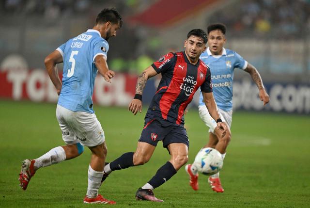 Sporting Cristal's defender #05 Rafael Lutiger and Cerro Porteno's Argentine forward #27 Jonathan Torres fight for the ball during the Copa Libertadores group stage football match between Peru's Sporting Cristal and Paraguay's Cerro Porteno, at the Nacional stadium in Lima, on May 13, 2025. (Photo by ERNESTO BENAVIDES / AFP)