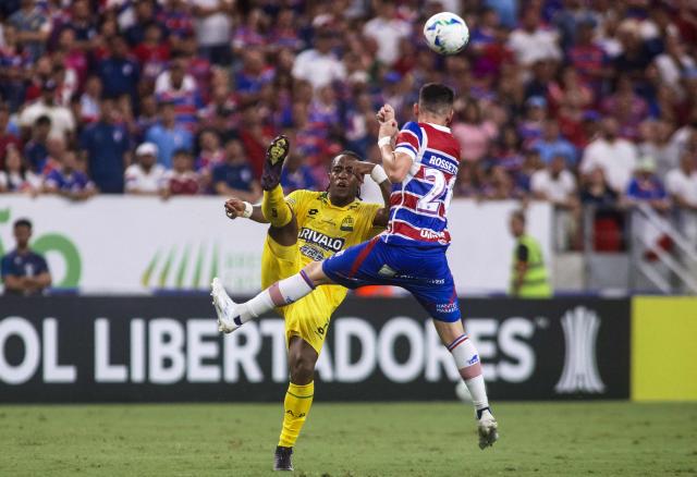 Bucaramanga's midfielder #07 Kevin Londono (L) and Fortaleza's midfielder #20 Matheus Rossetto fight for the ball during the Copa Libertadores group stage football match between Brazil's Fortaleza and Colombia's Atletico Bucaramanga, at the Arena Castelao stadium in Fortaleza, state of Ceara, Brazil, on May 13, 2025. (Photo by Thiago GADELHA / AFP)