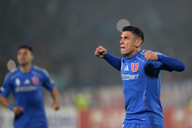 Universidad de Chile's midfielder #08 Israel Poblete celebrates scoring his team's fourth goal fight for the ball during the Copa Libertadores group stage football match between Chile's Universidad de Chile and Venezuela's Carabobo, at the Nacional Julio Martinez Pradanos stadium in Santiago, on May 13, 2025. (Photo by Rodrigo ARANGUA / AFP)