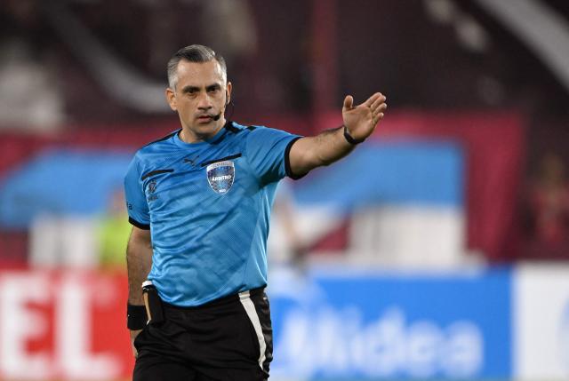 Paraguayan referee Carlos Benitez gestures during the Copa Sudamericana group stage football match between Argentina's Lanus and Brazil's Vasco da Gama at the Ciudad de Lanus stadium in Lanus, Buenos Aires province, Argentina, on May 13, 2025. (Photo by Luis ROBAYO / AFP)
