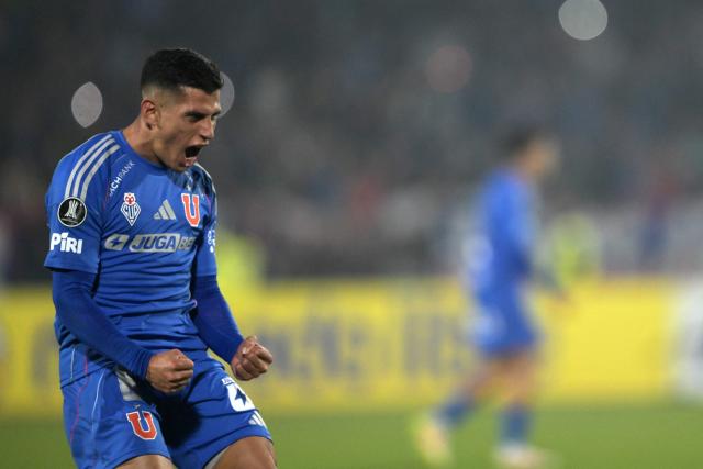 Universidad de Chile's midfielder #08 Israel Poblete celebrates scoring his team's fourth goal fight for the ball during the Copa Libertadores group stage football match between Chile's Universidad de Chile and Venezuela's Carabobo, at the Nacional Julio Martinez Pradanos stadium in Santiago, on May 13, 2025. (Photo by Rodrigo ARANGUA / AFP)
