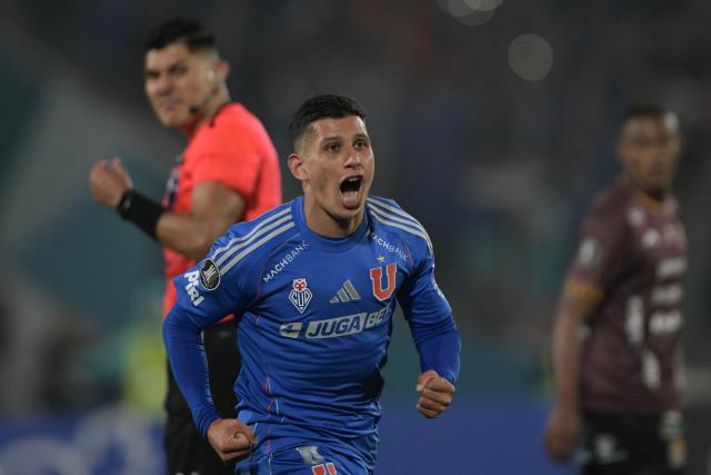Universidad de Chile's midfielder #08 Israel Poblete celebrates scoring his team's fourth goal fight for the ball during the Copa Libertadores group stage football match between Chile's Universidad de Chile and Venezuela's Carabobo, at the Nacional Julio Martinez Pradanos stadium in Santiago, on May 13, 2025. (Photo by Rodrigo ARANGUA / AFP)