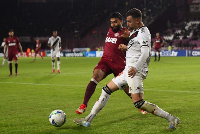 Lanus' forward #14 Pedro Canelo (L) and Vasco da Gama's midfielder #25 Hugo Moura fight for the ball during the Copa Sudamericana group stage football match between Argentina's Lanus and Brazil's Vasco da Gama at the Ciudad de Lanus stadium in Lanus, Buenos Aires province, Argentina, on May 13, 2025. (Photo by Luis ROBAYO / AFP)
