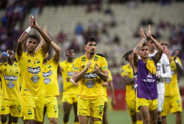Players of Bucaramanga acknowledge the fans at the end of the Copa Libertadores group stage football match between Brazil's Fortaleza and Colombia's Atletico Bucaramanga, at the Arena Castelao stadium in Fortaleza, state of Ceara, Brazil, on May 13, 2025. (Photo by Thiago GADELHA / AFP)