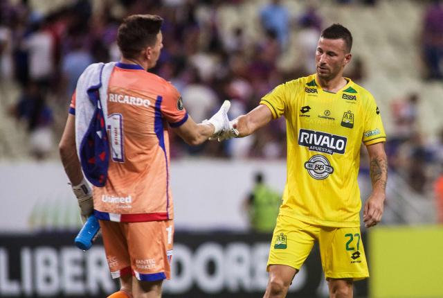 Fortaleza's goalkeeper #01 Joao Ricardo and Bucaramanga's Argentine forward #27 Luciano Pons shakes hands at the end of the Copa Libertadores group stage football match between Brazil's Fortaleza and Colombia's Atletico Bucaramanga, at the Arena Castelao stadium in Fortaleza, state of Ceara, Brazil, on May 13, 2025. (Photo by Thiago GADELHA / AFP)