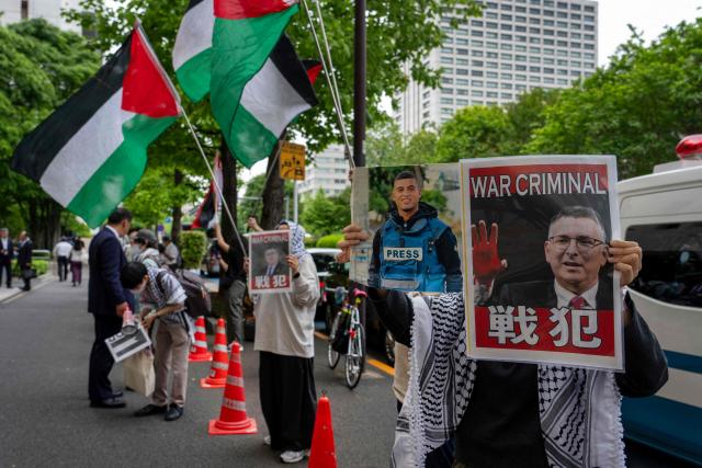 Pro-Palestinian supporters protest in front of the Japan National Press Club, where Israeli Foreign Minister Gideon Sa'ar is scheduled to hold a press conference in Tokyo on May 14, 2025. (Photo by Kazuhiro NOGI / AFP)