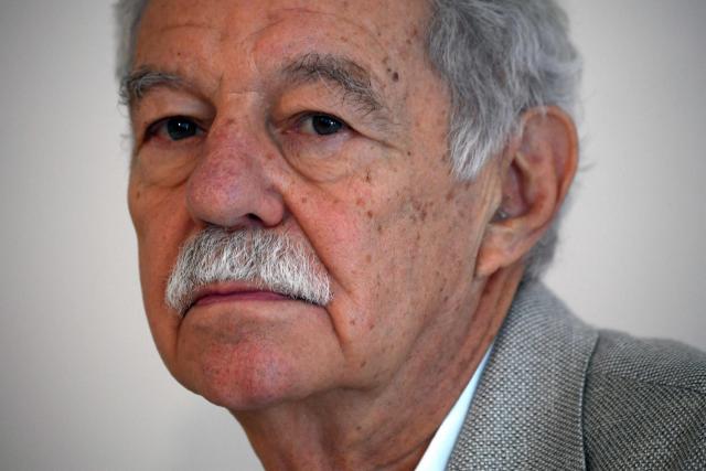 (FILES) Spanish novelist Eduardo Mendoza poses during the presentation of his new book "El Rey Recibe" (The King Receives) on September 4, 2018 in Barcelona. The Spanish writer Eduardo Mendoza has received the Princess of Asturias Award for Literature 2025, AFP reports on May 14, 2025. (Photo by LLUIS GENE / AFP)