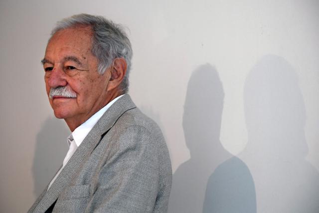 (FILES) Spanish novelist Eduardo Mendoza poses during the presentation of his new book "El Rey Recibe" (The King Receives) on September 4, 2018 in Barcelona. The Spanish writer Eduardo Mendoza has received the Princess of Asturias Award for Literature 2025, AFP reports on May 14, 2025. (Photo by LLUIS GENE / AFP)